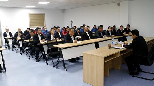 公司黨委副書記、工會主席紀景臣為景區(qū)運營一線黨員、積極分子講黨課